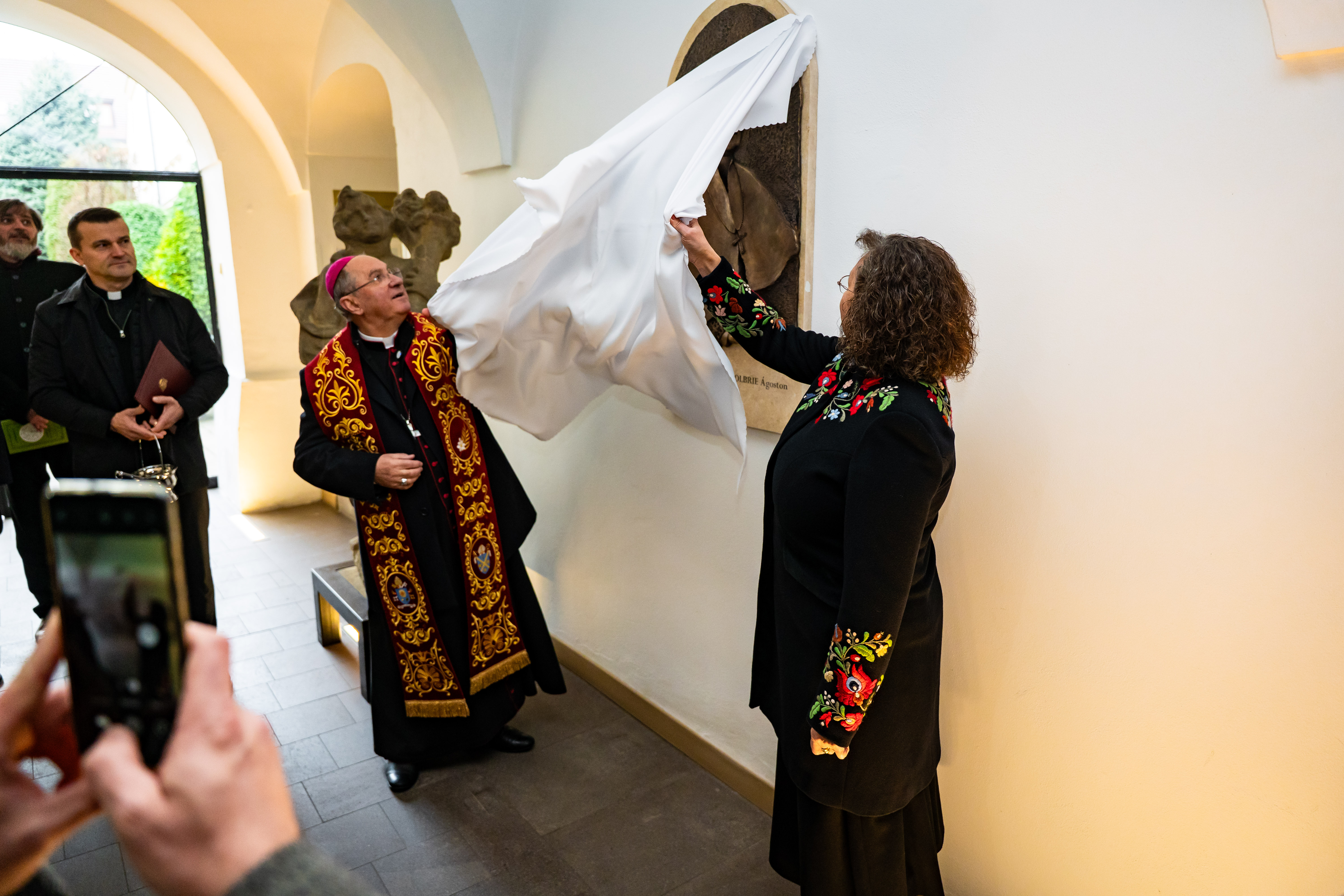 Slavnostne odhalenie pamatnej tabule na pocest kosickeho biskupa Augustina Fischer-Colbrieho-24